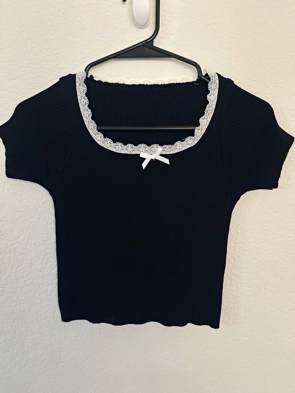 Women's Black/White Ribbed Knit Scoop Neck Lace Bow T-Shirt, Short Sleeve XS
